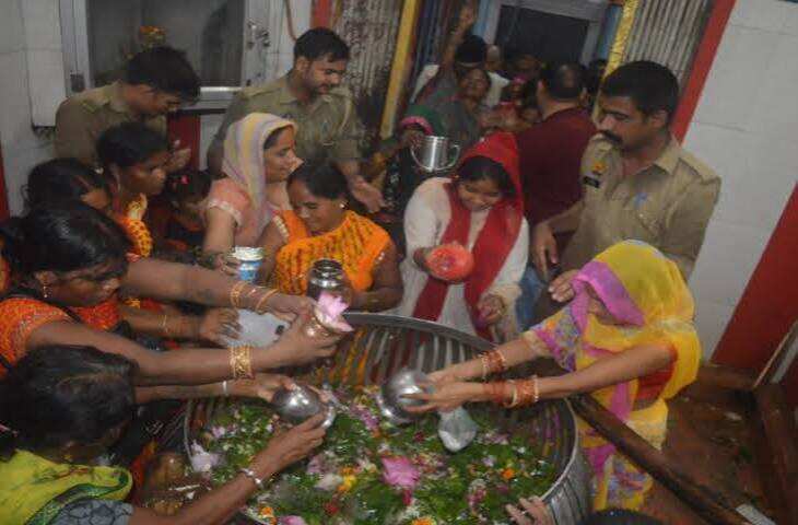 सावन में अयोध्या में उमड़ा आस्था का सैलाब, सरयू स्नान के बाद कांवड़िए कर रहे नागेश्वरनाथ महादेव का जलाभिषेक