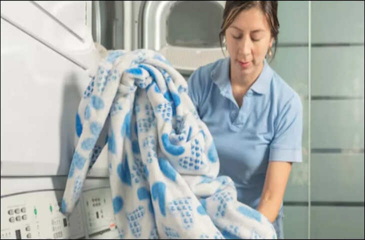Blanket Cleaning Hacks: बिना वॉशिंग मशीन ऐसे धोएं भारी से भारी कंबल, एक ही बार में हो जाएगा चकाचक
