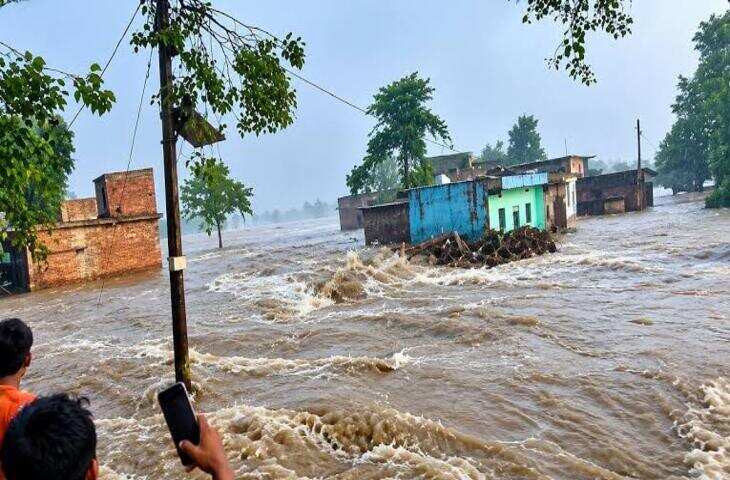 बिहार में बाढ़ से 4 लाख लोग प्रभावित, यूपी में नदियां उफान पर; वीडियो में जाने राजस्थान में दिन में गर्मी और रात में बढ़ी ठंड