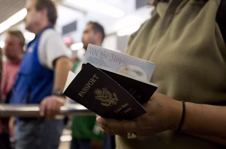 भारत में विदेश में बसने वालों की संख्या बढ़ी! 5 साल में 9 लाख भारतीयों ने ली विदेशी नागरिकता, हर साल इंडिया छोड़ रहे 2 लाख लोग 