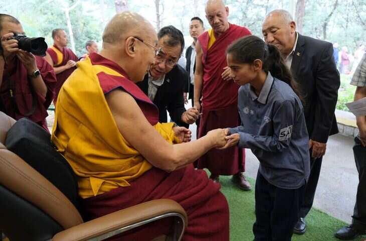 दलाई लामा ने विशेष ओलंपिक के पदक विजेता को आशीर्वाद दिया