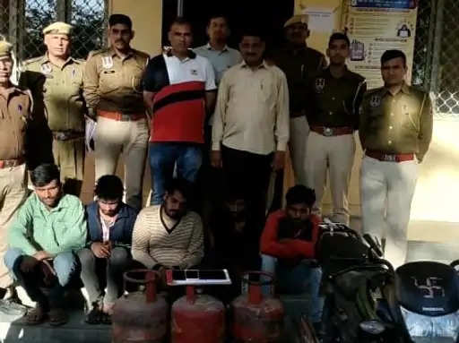 Jaipur चोरी के आरोप में 5 नशेड़ी गिरफ्तार: 2 बाइक, 4 मोबाइल फोन, 3 गैस सिलेंडर सहित जेवरात बरामद