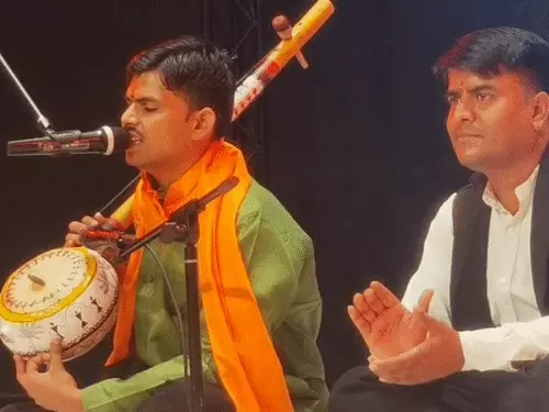 अगरा गांव के लोक गायक सुनील लोधी की आवाज ने बदली किस्मत, वायरल वीडियो से मिली पहचान