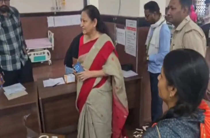 मॉर्निंग वॉक के दौरान पूर्व महापौर पर बंदरों का हमला, पैर में काटा