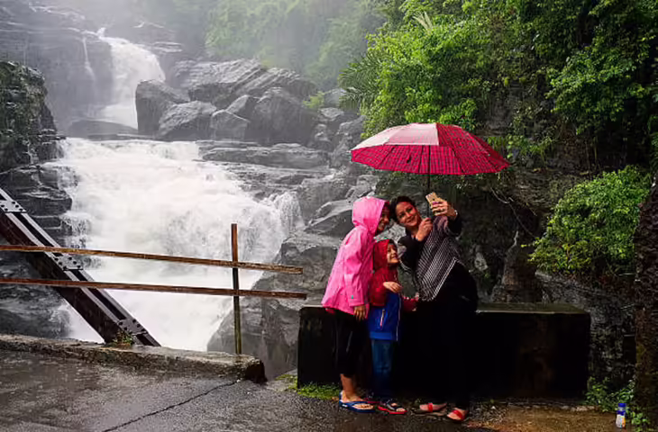 Best Places To Experience Monsoon: बादल, झरने और हरियाली का अद्भुत नजारा, बरसात में जरूर घूम आएं ये जगहें