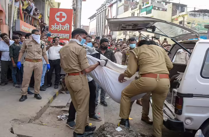 बंद मकान से उठ रही थी तेज दुर्गंध, ताला तोड़कर अंदर पहुंची पुलिस तो सामने आया सनसनीखेज हत्याकांड