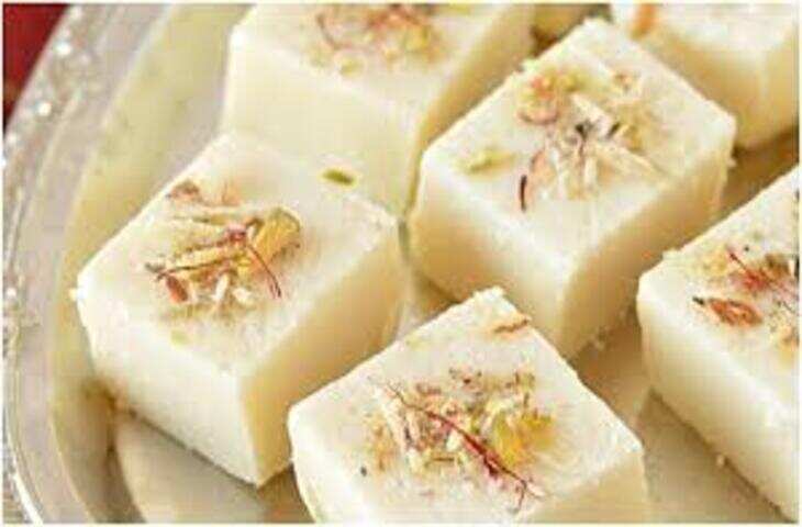 मौके के लिए घर में ही बनाएं पनीर की बर्फी, सब करेंगे तारिफ, नोट करें आसान रेसिपी