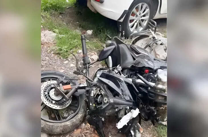 जन्मदिन की खुशियां मातम में बदल गईं, जब भारतीय जनता पार्टी (BJP) के एक युवा जिला कार्यकारिणी सदस्य की दर्दनाक हादसे में मौत हो गई। इस हादसे में उनके साथ मौजूद दोस्त ने भी दम तोड़ दिया। घटना के बाद परिवार, समर्थकों और इलाके में शोक की लहर दौड़ गई।  जानकारी के अनुसार, युवा नेता अपने जन्मदिन के मौके पर दोस्त के साथ निकले हुए थे। इसी दौरान रास्ते में एक भीषण हादसा हो गया। हादसा इतना गंभीर था कि दोनों युवक गंभीर रूप से घायल हो गए। आसपास मौजूद लोगों ने तुरंत दोनों को अस्पताल पहुंचाया, जहां डॉक्टरों ने उन्हें बचाने की कोशिश की, लेकिन इलाज के दौरान दोनों ने दम तोड़ दिया।  घटना की सूचना मिलते ही परिवार के लोग और बड़ी संख्या में समर्थक अस्पताल पहुंच गए। जन्मदिन के दिन ही मौत की खबर से परिवार का रो-रोकर बुरा हाल हो गया। परिजनों का कहना है कि घर में जन्मदिन की खुशियों की तैयारी चल रही थी, लेकिन अचानक आई इस खबर ने सब कुछ बदल दिया।  बताया जा रहा है कि मृतक BJP के सक्रिय कार्यकर्ता थे और जिला कार्यकारिणी में महत्वपूर्ण जिम्मेदारी निभा रहे थे। वे सामाजिक और राजनीतिक गतिविधियों में लगातार सक्रिय रहते थे, जिसके कारण क्षेत्र में उनकी अच्छी पहचान थी।  घटना की सूचना पर पुलिस भी मौके पर पहुंची और पूरे मामले की जांच शुरू कर दी है। पुलिस ने शवों को पोस्टमार्टम के लिए भेजकर परिजनों को सौंप दिया है। हादसे के कारणों का पता लगाने के लिए जांच की जा रही है।  इस दुखद घटना के बाद पार्टी कार्यकर्ताओं और स्थानीय लोगों में शोक की लहर है। कई जनप्रतिनिधियों और नेताओं ने भी घटना पर दुख जताया है और परिजनों के प्रति संवेदना व्यक्त की है।  जन्मदिन के दिन हुई इस दर्दनाक घटना ने हर किसी को झकझोर कर रख दिया है। पूरे इलाके में गमगीन माहौल है और हर कोई इस युवा नेता और उसके दोस्त को नम आंखों से याद कर रहा है।