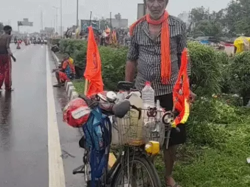 70 साल की उम्र में साइकिल से कांवड़ यात्रा, BMW के लोगो वाली साइकिल बनी आकर्षण का केंद्र