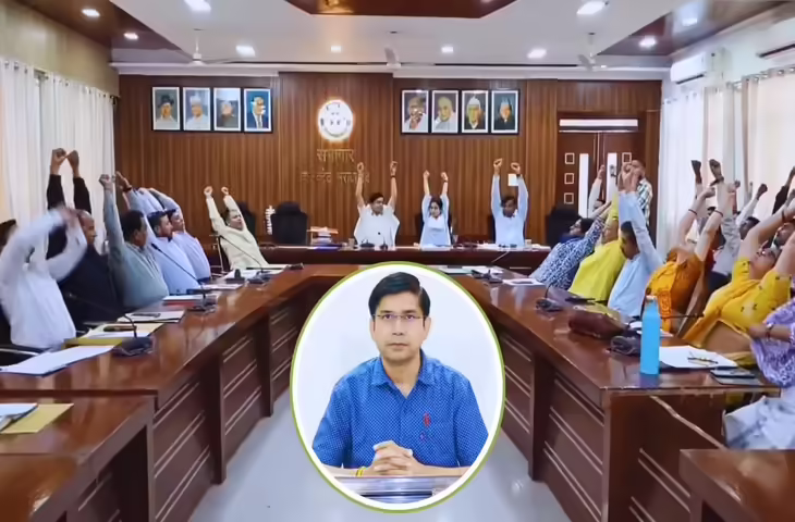 मुरादाबाद में डीएम का अनोखा अंदाज: बैठक के दौरान बने योग गुरु, अफसरों को कराया योगाभ्यास