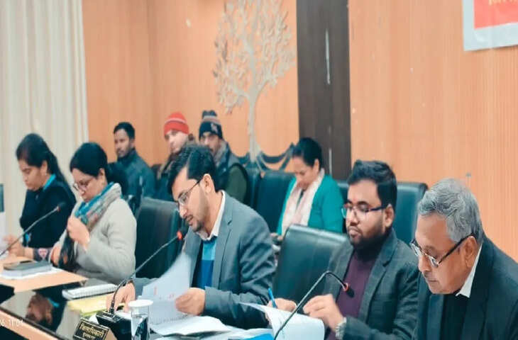 मुजफ्फरपुर में डीएम का सख्त तेवर, सिविल सर्जन पर भड़के, बोले-जानकारी नहीं, सीधे कार्रवाई करें