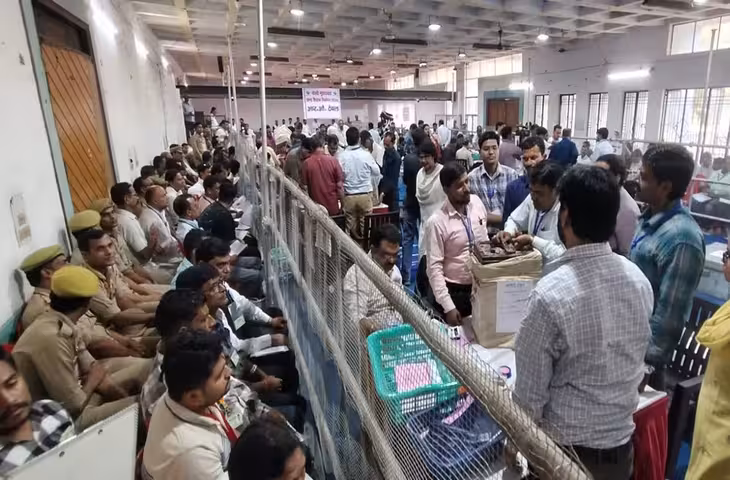 वाराणसी स्नातक एमएलसी सीट पर सपा की बड़ी बढ़त, आशुतोष सिन्हा 11 हजार से ज्यादा वोटों से आगे
