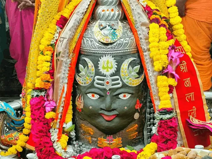 महाकाल मंदिर के कपाट खुले, पंचामृत पूजन के बाद भस्म आरती: रजत चंद्र-त्रिशूल और त्रिपुंड से हुआ राजा स्वरूप शृंगार