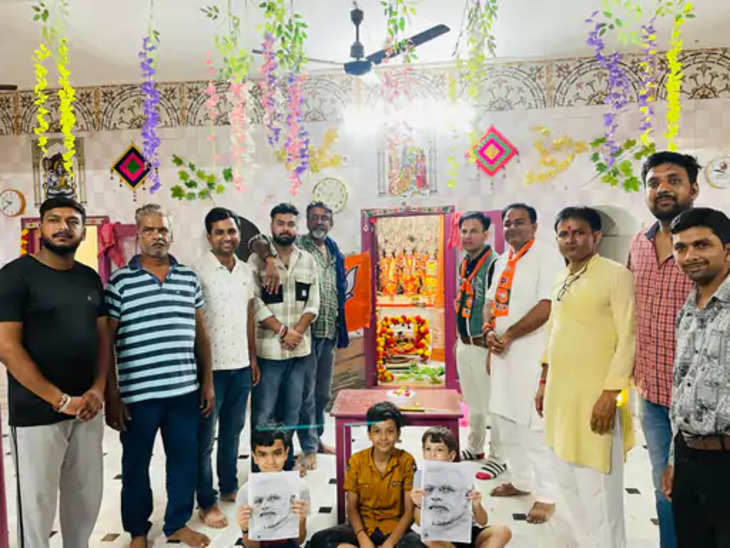 Sri ganganagar सनातन धर्म प्राचीन मंदिर में केक काटकर मनाया गया पीएम का जन्मदिन