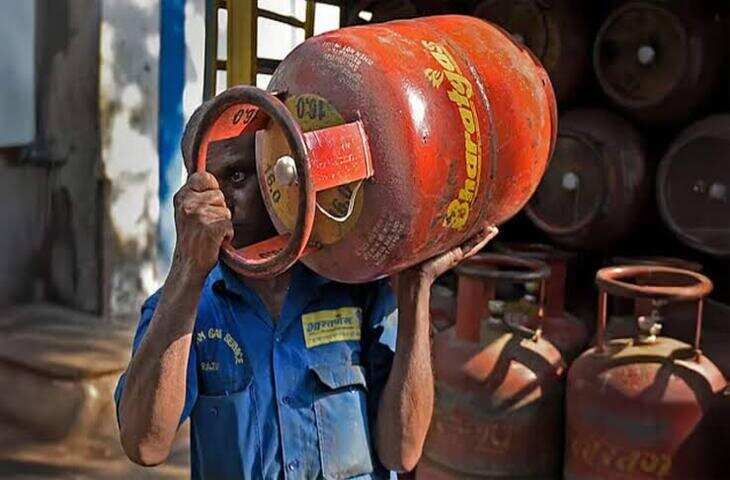 LPG Price: घरेलू गैस सिलेंडर के दाम स्थिर, कमर्शियल LPG में मामूली बढ़ोतरी; जानें शहरवार रेट