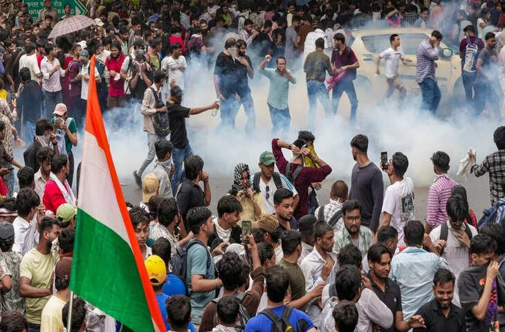 कॉकरोच जनता पार्टी (CJP) ने केंद्र सरकार के खिलाफ एक बार फिर आंदोलन तेज करने का ऐलान किया है। पार्टी 5 सितंबर को दिल्ली में विरोध मार्च निकालेगी। CJP का आरोप है कि केंद्र सरकार ने 25 जुलाई को युवाओं से किए गए वादों को अब तक पूरा नहीं किया है।  पार्टी के मुताबिक, इन्हीं आश्वासनों के आधार पर जंतर-मंतर पर चल रहा प्रदर्शन वापस लिया गया था। अब वादे पूरे नहीं होने से नाराज CJP ने सड़क पर उतरने का फैसला किया है।  CJP का प्रस्तावित मार्च इंडिया गेट से शुरू होकर नई दिल्ली पुलिस मुख्यालय तक जाएगा। इस प्रदर्शन में उन छात्रों के परिजन भी शामिल होंगे, जिन्होंने नीट पेपर लीक विवाद के बाद आत्महत्या की थी।  इससे पहले CJP ने 20 जुलाई को भी जंतर-मंतर से संसद तक मार्च निकाला था। सोमवार को पार्टी की वर्किंग कमेटी की वर्चुअल बैठक के बाद 5 सितंबर के मार्च का निर्णय लिया गया।  पार्टी ने आरोप लगाया कि सरकार ने छात्रों पर दर्ज मामलों को वापस लेने का भरोसा दिया था, लेकिन अभी तक इस दिशा में कोई ठोस कार्रवाई नहीं हुई। CJP ने कहा कि सरकार को उनके धैर्य को कमजोरी नहीं समझना चाहिए।  गौरतलब है कि CJP ने नीट पेपर लीक और परीक्षा में कथित गड़बड़ियों के विरोध में 20 जून से जंतर-मंतर पर आंदोलन शुरू किया था। 25 जुलाई को सरकार से मिले आश्वासन और शिक्षा मंत्री धर्मेंद्र प्रधान के इस्तीफे की मांग के बाद पार्टी ने अपना आंदोलन समाप्त करने का ऐलान किया था।