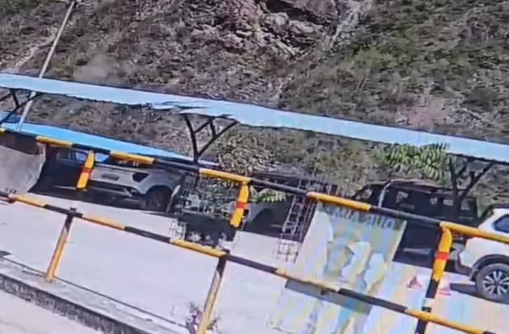 Uttarakhand Accident: ऋषिकेश-बदरीनाथ हाईवे पर नदी में गिरी कार, 3 की मौत; 4 लापता