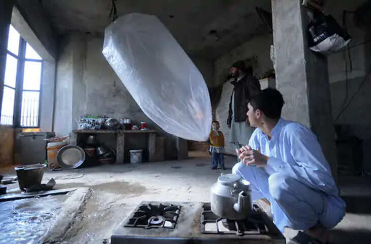 कराची में गैस संकट गहराया, प्लास्टिक गुब्बारों में गैस भरकर खाना बनाने को मजबूर लोग