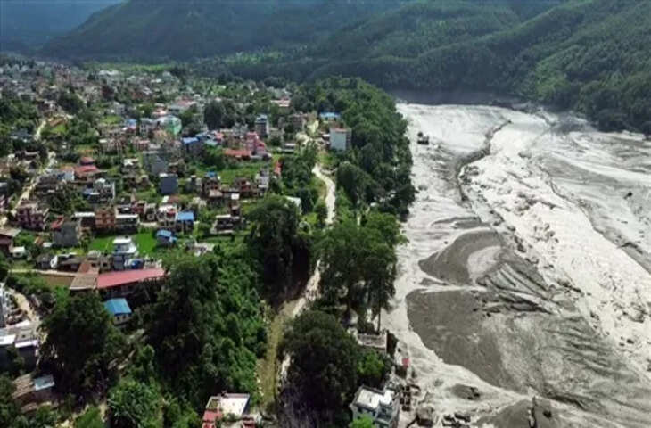 नेपाल में सैलाब का कहर! देखते ही देखते विशाल पुल को बहा ले गया पानी, खौफनाक VIDEO आया सामने