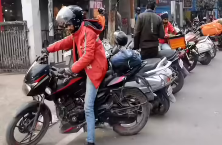 सड़कों पर डिलीवरी राइडर्स की दौड़, डिजिटल घड़ी में सामान 10 मिनट के अंदर पहुंचाने वालों के साथ हो रहा खेल