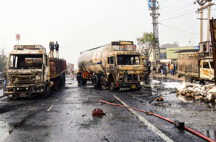 जयपुर में गर्मी का असर, ओवरलोड ट्रांसफार्मर में जोरदार धमाके, वीडियो में देंखे इलाके में मची अफरा-तफरी