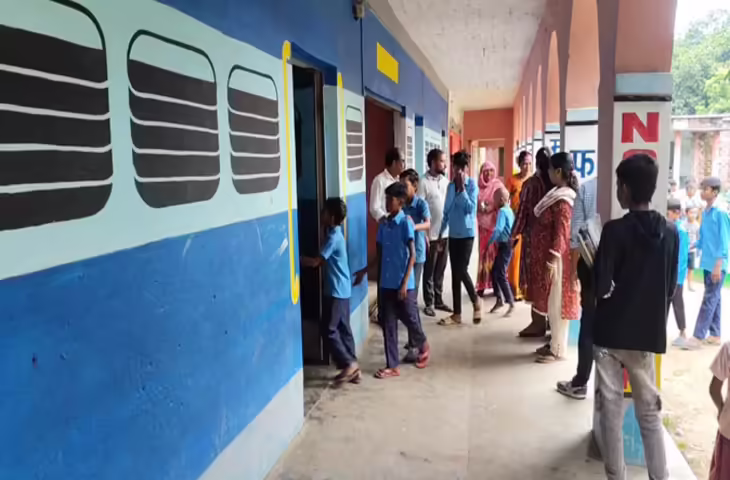 कटिहार का सुधानी मध्य विद्यालय: कक्षाओं को ट्रेन की बोगियों जैसा रंगीन रूप देकर शिक्षा को मजेदार बनाया
