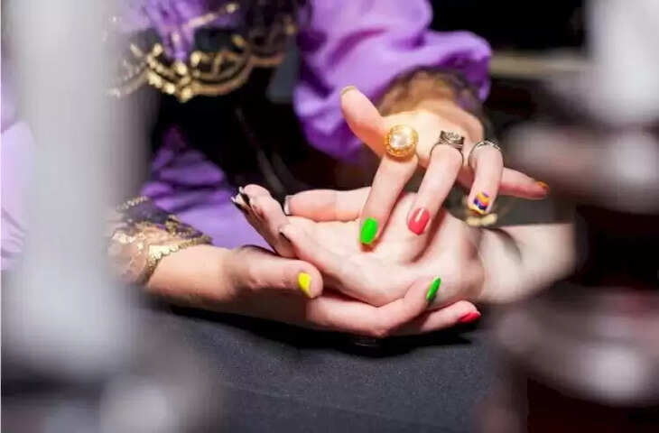 palmistry manibandh rekha tells about how many years you will live know easy way to find your age