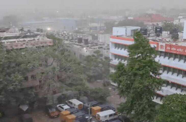 शुक्रवार रात हुई झमाझम बारिश के बाद शनिवार सुबह आगरा का मौसम सुहावना हो गया है। लंबे समय से जारी भीषण और उमस भरी गर्मी से लोगों को बड़ी राहत मिली है।  बारिश के बाद तापमान में गिरावट दर्ज की गई है और सुबह के समय हल्की ठंडक महसूस की गई। मौसम बदलने से शहरवासियों ने राहत की सांस ली है, वहीं सड़क पर भी सामान्य दिनों की तुलना में मौसम अधिक खुशनुमा नजर आया।  मौसम विभाग के अनुसार, आज दिन में भी तेज हवाओं के साथ बारिश होने की संभावना बनी हुई है। विभाग ने अनुमान जताया है कि आने वाले दिनों में मौसम इसी तरह बना रह सकता है।  मौसम विभाग ने 9 जुलाई तक आगरा और आसपास के क्षेत्रों में बारिश की संभावना जताई है। लगातार बदलते मौसम के चलते तापमान में उतार-चढ़ाव देखने को मिल सकता है, जिससे लोगों को कभी राहत तो कभी उमस का सामना करना पड़ सकता है।  फिलहाल बारिश के बाद आगरा का मौसम सुहावना बना हुआ है और लोगों को गर्मी से बड़ी राहत मिली है।