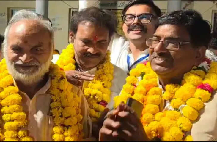 ग्वालियर में अचलेश्वर न्यास के चुनाव में वैश्य समाज का दबदबा देखने को मिला। चुनाव के नतीजे देर रात करीब 2 बजे घोषित किए गए। इसमें राजेश ऐरन को अध्यक्ष और महेश मुदगल को कार्यकारी न्यासी चुना गया। नतीजों की घोषणा के बाद न्यास से जुड़े लोगों और समर्थकों के बीच हलचल तेज हो गई।  अचलेश्वर न्यास के चुनाव को लेकर सदस्यों में काफी उत्सुकता थी। मतदान और मतगणना की प्रक्रिया पूरी होने के बाद देर रात परिणाम घोषित किए गए। राजेश ऐरन के अध्यक्ष चुने जाने और महेश मुदगल को कार्यकारी न्यासी की जिम्मेदारी मिलने के साथ ही न्यास के नए नेतृत्व की तस्वीर साफ हो गई।  देर रात 2 बजे घोषित हुए चुनाव परिणाम  अचलेश्वर न्यास चुनाव के नतीजों का इंतजार देर रात तक जारी रहा। मतगणना पूरी होने के बाद रात करीब 2 बजे परिणाम घोषित किए गए। इतनी देर से नतीजे सामने आने के कारण चुनाव से जुड़ी गतिविधियां चर्चा में रहीं।  परिणाम घोषित होने के बाद राजेश ऐरन को अध्यक्ष और महेश मुदगल को कार्यकारी न्यासी बनाए जाने की जानकारी सामने आई। हालांकि, चुनाव में प्रत्याशियों को मिले कुल मतों और जीत के अंतर से संबंधित विस्तृत आंकड़े उपलब्ध नहीं हैं।  वैश्य समाज का रहा दबदबा  चुनाव परिणाम में वैश्य समाज का दबदबा सामने आने की बात कही जा रही है। न्यास के महत्वपूर्ण पदों पर राजेश ऐरन और महेश मुदगल के चुने जाने से चुनाव में समाज की भूमिका चर्चा का विषय बन गई है।  न्यास के चुनाव में पदाधिकारियों का चयन संस्था के कामकाज और भविष्य की योजनाओं के लिहाज से महत्वपूर्ण माना जाता है। नए नेतृत्व के सामने न्यास की व्यवस्थाओं को बेहतर बनाए रखने और सदस्यों की अपेक्षाओं के अनुरूप काम करने की जिम्मेदारी रहेगी।  नए पदाधिकारियों के सामने रहेंगी जिम्मेदारियां  राजेश ऐरन के अध्यक्ष बनने और महेश मुदगल को कार्यकारी न्यासी की जिम्मेदारी मिलने के बाद अब न्यास के आगामी कामकाज पर नजर रहेगी। नए पदाधिकारियों से संस्था की व्यवस्थाओं, प्रशासनिक कार्यों और धार्मिक गतिविधियों के संचालन को लेकर अपेक्षाएं रहेंगी।  हालांकि, नए नेतृत्व की प्राथमिकताओं और आगामी योजनाओं को लेकर अभी विस्तृत जानकारी सामने नहीं आई है। पदाधिकारियों की ओर से कोई आधिकारिक बयान या भविष्य की कार्ययोजना जारी होने पर इससे जुड़ी और जानकारी स्पष्ट हो सकेगी।  अचलेश्वर न्यास चुनाव के नतीजों ने ग्वालियर में स्थानीय धार्मिक और सामाजिक हलकों का ध्यान आकर्षित किया है। देर रात घोषित हुए परिणामों के बाद अब न्यास के नए नेतृत्व के कार्यकाल और उसके फैसलों पर लोगों की नजर रहेगी।