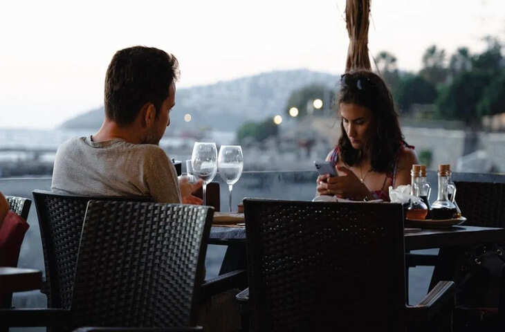 ऑनलाइन प्यार बंदे को लगा जाता चपत, मिलने के बाद लड़की करने लगी यहां जाने की जिद्द, Video Viral