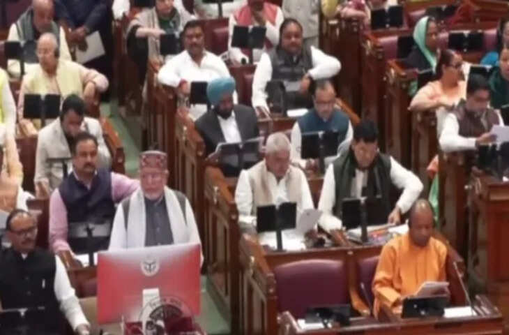 योगी सरकार ने पेश किया 10वां बजट, वित्त मंत्री ने बजट के साथ किया पूजा-अर्चना