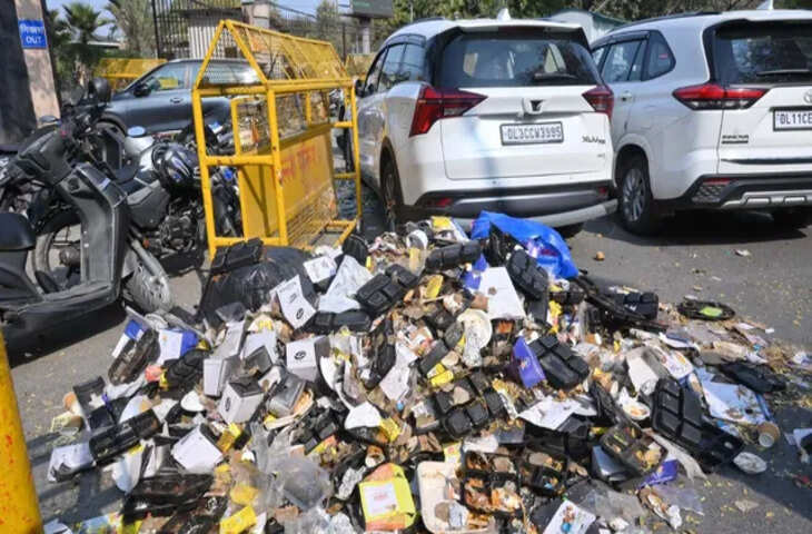 दिल्ली बार काउंसिल चुनाव के बाद हाईकोर्ट के बाहर पसरी गंदगी, एनडीएमसी ने शुरू किया सफाई अभियान