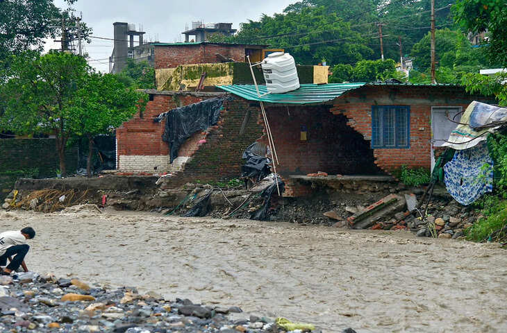 देहरादून में रिस्पना नदी किनारे 324 मकानों पर चलेगा बुलडोजर, प्रशासन ने जारी की अंतिम चेतावनी