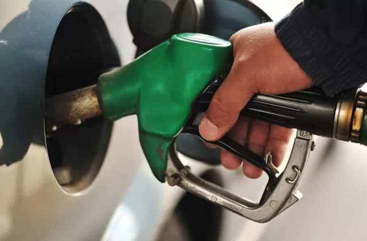 Petrol Diesel Price: कच्चे तेल की कीमतों में उछाल के बाद क्या महंगा हुआ पेट्रोल-डीजल? यहां चेक करें नये भाव