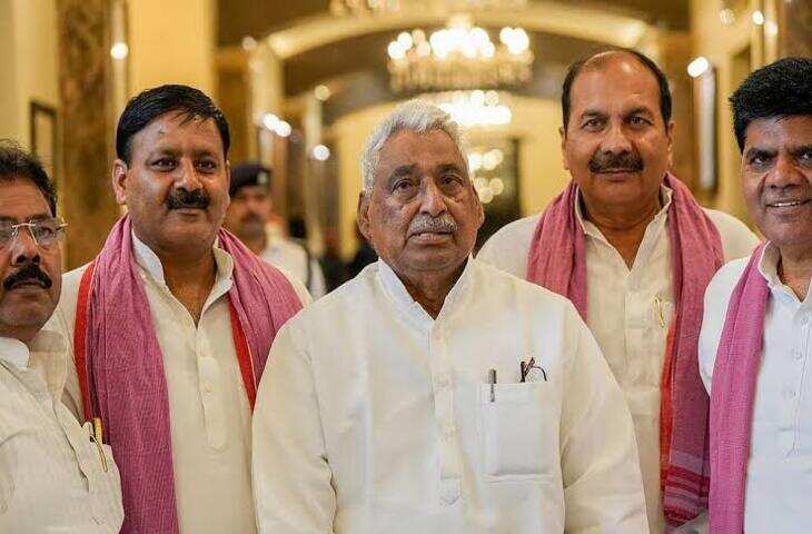 मंत्री संजय निषाद ने नेता प्रतिपक्ष माता प्रसाद पांडेय से की मुलाकात, बुके देकर बोले- शिष्टाचार भेंट