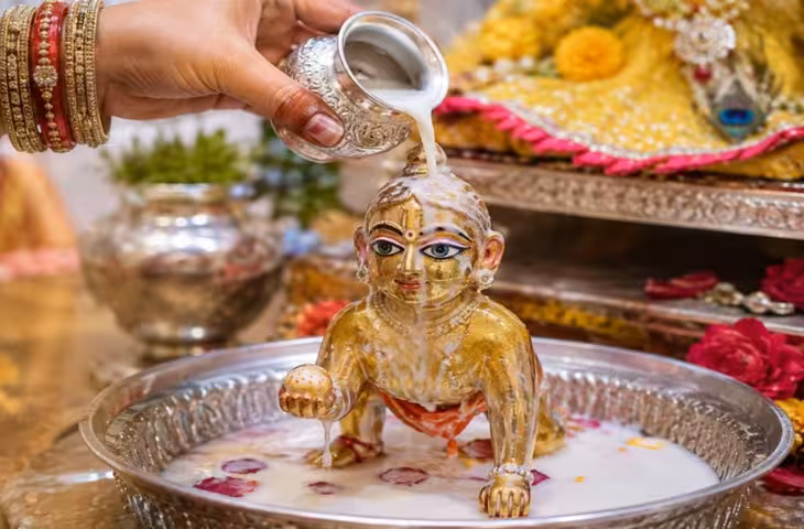Janmashtami 2026: लड्डू गोपाल के अभिषेक में न करें ये गलतियां, जानें सही विधि और पूजा के जरूरी नियम