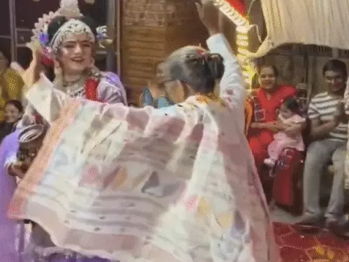 संभल में राधा रानी के भजनों पर झूमीं 71 साल की मंत्री गुलाब देवी, रासलीला कलाकारों के साथ किया डांस; VIDEO वायरल