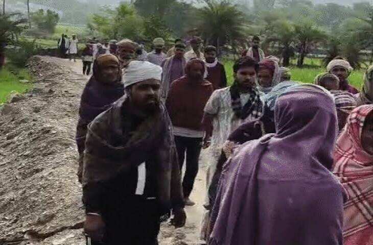 श्मशान का रास्ता बंद मिलने पर सड़क पर रखनी पड़ी अर्थी, फुटेज में देंखे उदयपुर में ग्रामीणों का प्रदर्शन; प्रशासन से तत्काल कार्रवाई की मांग
