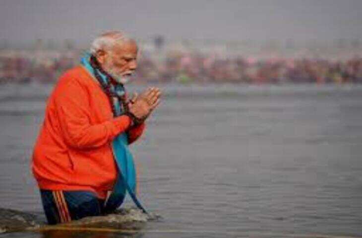 प्रधानमंत्री मोदी ने संगम में लगाई पवित्र डुबकी