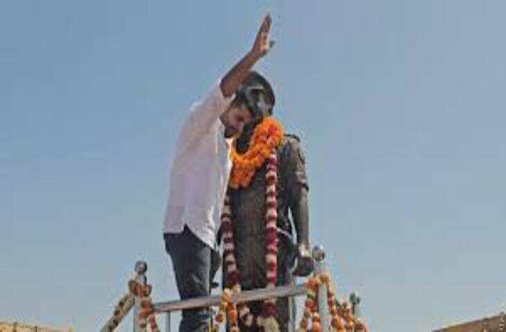 शहीद जयसिंह भाटी के 30वें बलिदान दिवस के अवसर पर उन्हें श्रद्धा और सम्मान के साथ भावभीनी श्रद्धांजलि अर्पित की गई। इस अवसर पर आयोजित कार्यक्रम में प्रशासनिक अधिकारियों, जनप्रतिनिधियों, सैन्य बलों और आमजन की उल्लेखनीय भागीदारी रही।  समारोह के दौरान शहीद की प्रतिमा पर पुष्पांजलि अर्पित कर उनके अदम्य साहस और बलिदान को नमन किया गया। उपस्थित वक्ताओं ने शहीद जयसिंह भाटी के योगदान को याद करते हुए कहा कि उनका बलिदान देश के लिए प्रेरणास्रोत है और आने वाली पीढ़ियों को राष्ट्र सेवा के लिए प्रेरित करता रहेगा।  कार्यक्रम में सैन्य बलों के जवानों द्वारा शोक सलामी दी गई, जिससे माहौल भावुक हो उठा। इस दौरान सभी ने मौन रखकर शहीद को श्रद्धांजलि दी और उनके बलिदान को याद किया।  वक्ताओं ने कहा कि देश की रक्षा में अपने प्राण न्योछावर करने वाले वीरों का सम्मान करना हम सभी का कर्तव्य है। उन्होंने युवाओं से आह्वान किया कि वे देशभक्ति की भावना को अपने जीवन में अपनाएं और राष्ट्र निर्माण में योगदान दें।  इस अवसर पर शहीद के परिजनों का भी सम्मान किया गया। कार्यक्रम में उपस्थित लोगों ने एक स्वर में शहीद जयसिंह भाटी के बलिदान को हमेशा याद रखने का संकल्प लिया।  कुल मिलाकर, यह आयोजन देशभक्ति और सम्मान की भावना से ओतप्रोत रहा, जिसमें समाज के सभी वर्गों ने भाग लेकर वीर सपूत को श्रद्धांजलि अर्पित की।