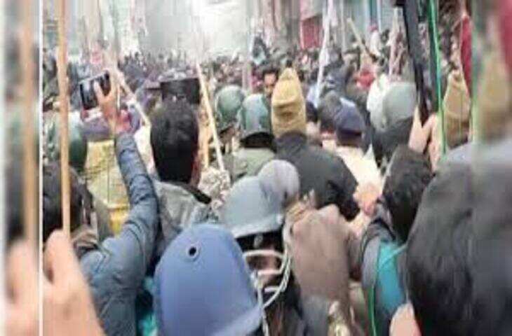 छात्रों ने साढ़े तीन घंटे एनएच किया जाम, लाठीचार्ज में कई घायल