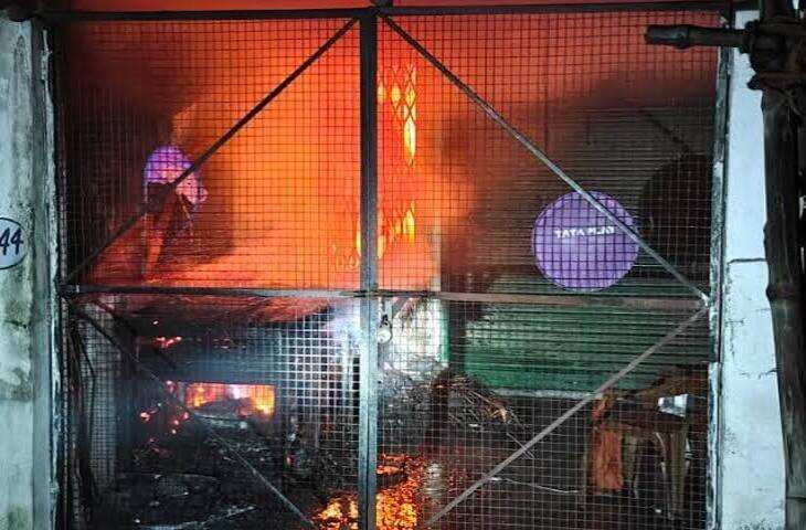 लखनऊ में आईआईएम रोड पर दुकानों में भीषण आग: देर रात मचा हड़कंप, कई दुकानें जलकर खाक