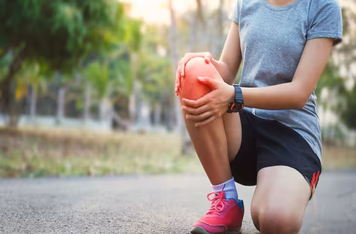 जोड़ों में दर्द सिर्फ बुजुर्गों की समस्या नहीं! कम उम्र में Joint Pain के पीछे हो सकती हैं ये वजहें