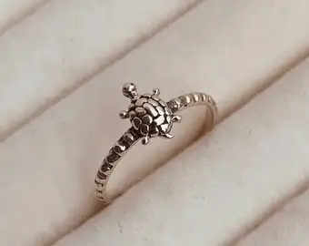 कछुए की अंगूठी किस उंगली में पहननी चाहिए? जानें ज्योतिष की राय | which  finger should i wear turtle ring | HerZindagi