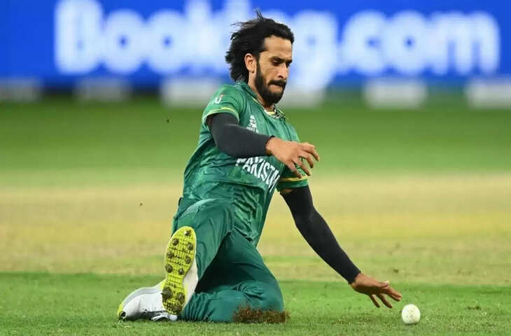 Hasan Ali dropped a catch of Matthew Wade1-1