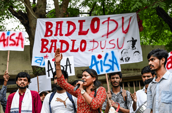 DU छात्रसंघ चुनाव में दिखा चुनावी दंगल जैसा माहौल, फुटेज में देंखे लग्जरी गाड़ियों से प्रचार और ढोल-नगाड़ों के बीच नारेबाजी