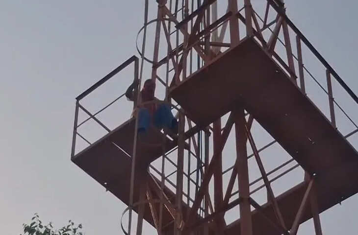 धौलपुर में हाईवोल्टेज ड्रामा: MBBS प्रेमी से शादी की जिद पर मोबाइल टावर पर चढ़ी युवती, 2 घंटे बाद पुलिस ने सुरक्षित उतारा नीचे