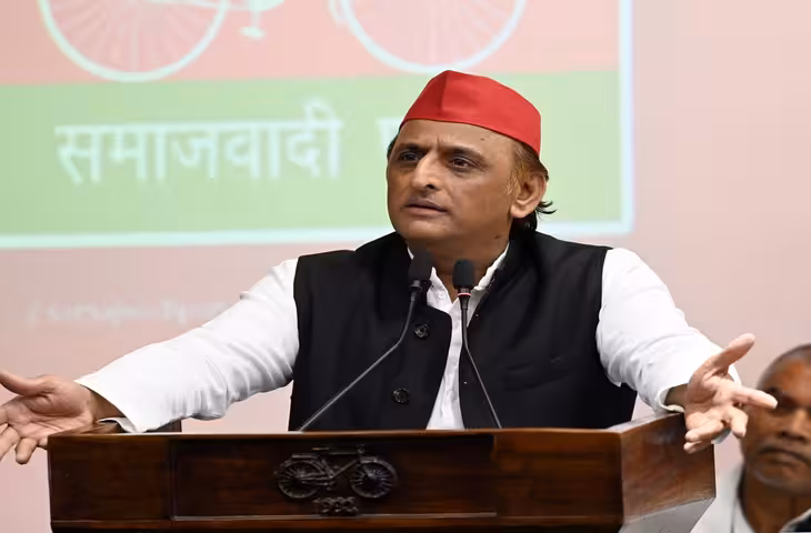 एटा-कासगंज की बैठक में भिड़े सपा नेता, जोगेंद्र और मंजीत यादव में गाली-गलौज; अखिलेश यादव बीच में ही निकले