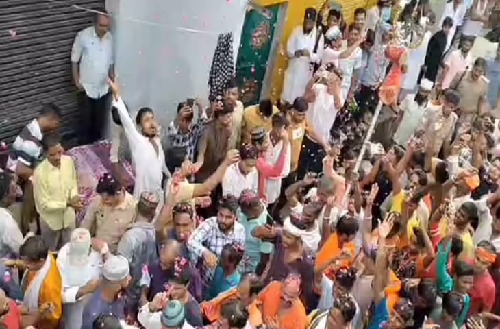 बरेली के जोगी नवादा में सौहार्द की मिसाल, दो साल बाद अमन का रंग, कांवड़ियों पर मुस्लिम समुदाय ने की पुष्प वर्षा