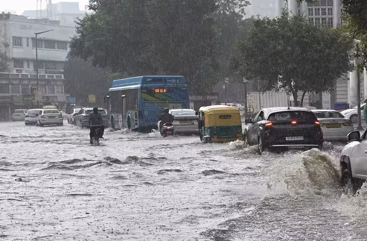 Delhi Weather Update: दिल्ली में मॉनसून मेहरबान, तय समय से 4 महीने पहले पूरा हुआ सालभर की बारिश का कोटा